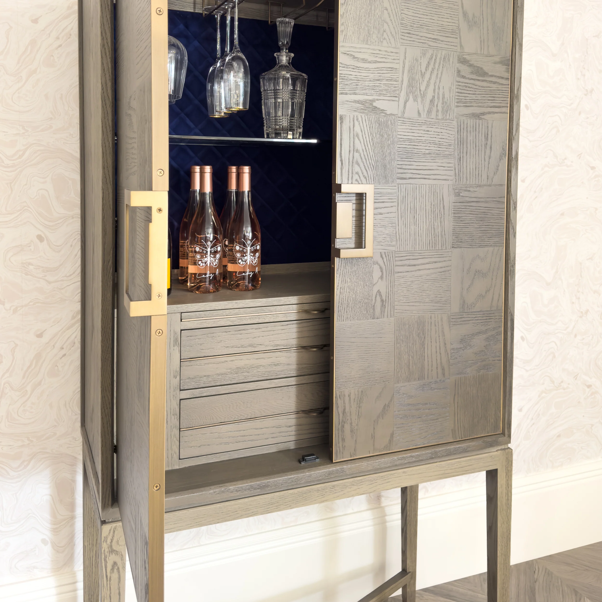 Fernsby Squares Bar Cabinet with Oak and Brass - Image 11