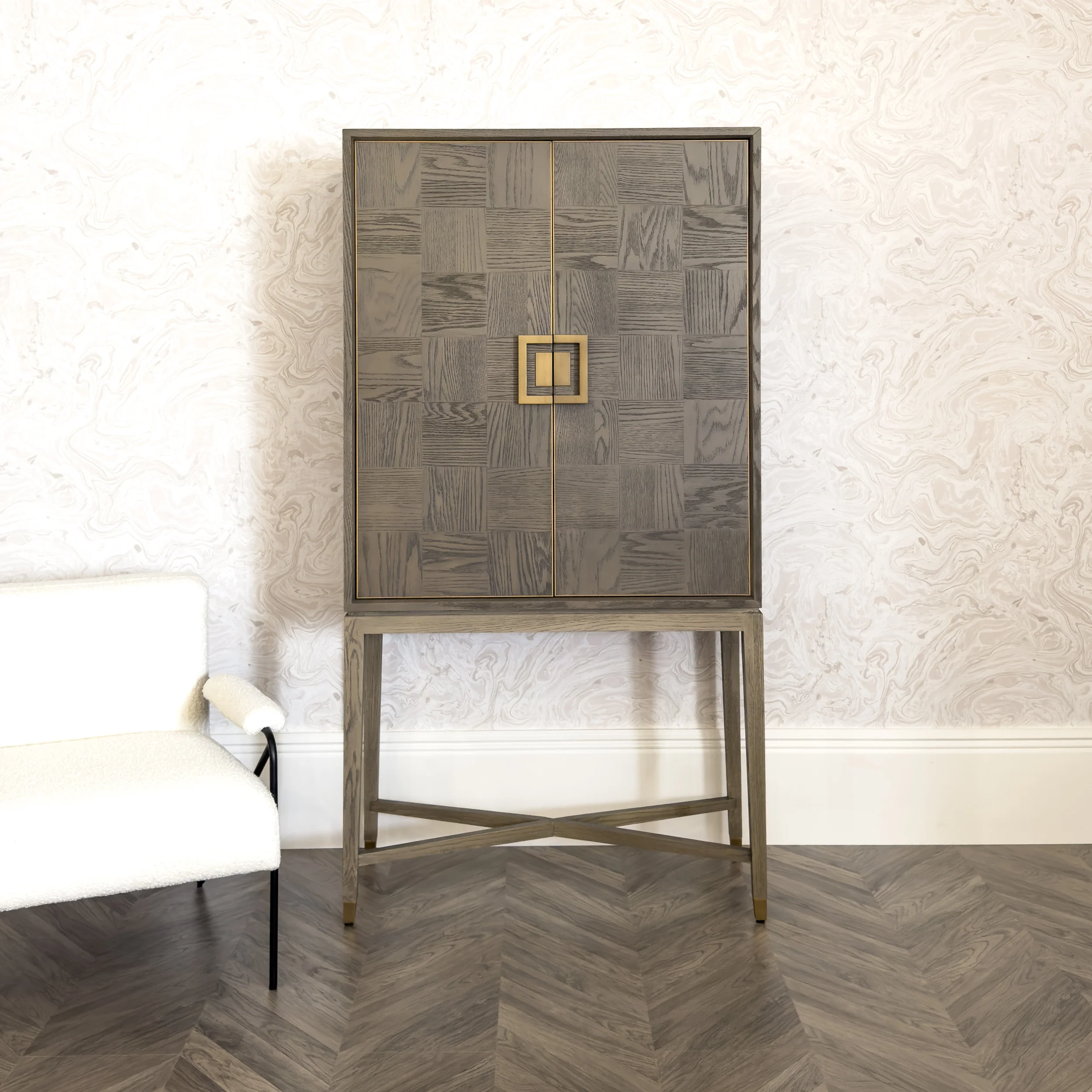 Fernsby Squares Bar Cabinet with Oak and Brass - Image 4