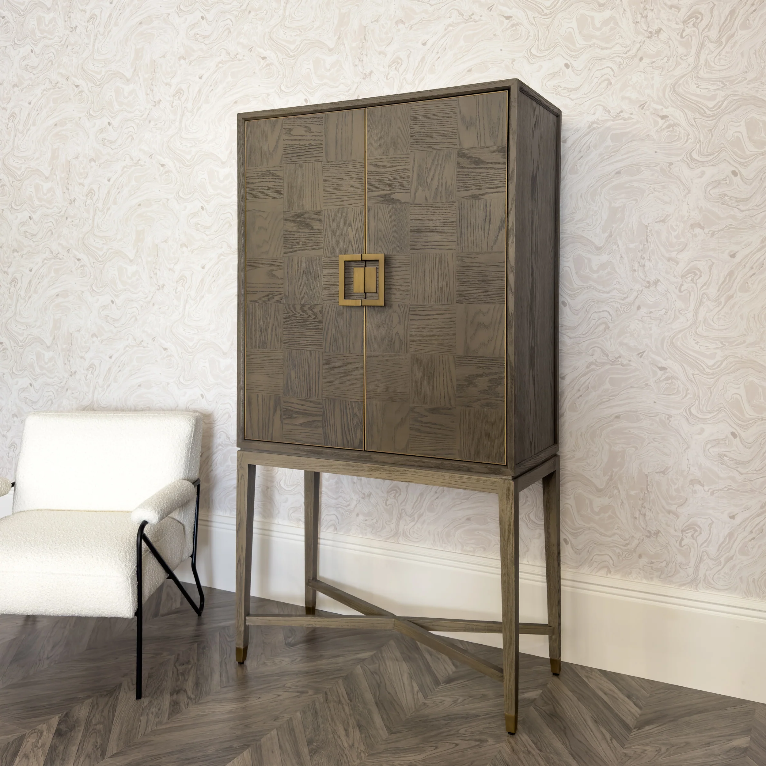 Fernsby Squares Bar Cabinet with Oak and Brass - Image 5