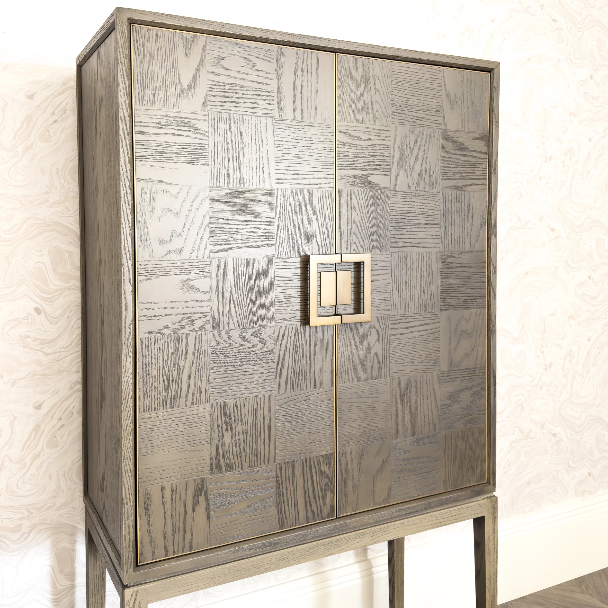 Fernsby Squares Bar Cabinet with Oak and Brass - Image 6