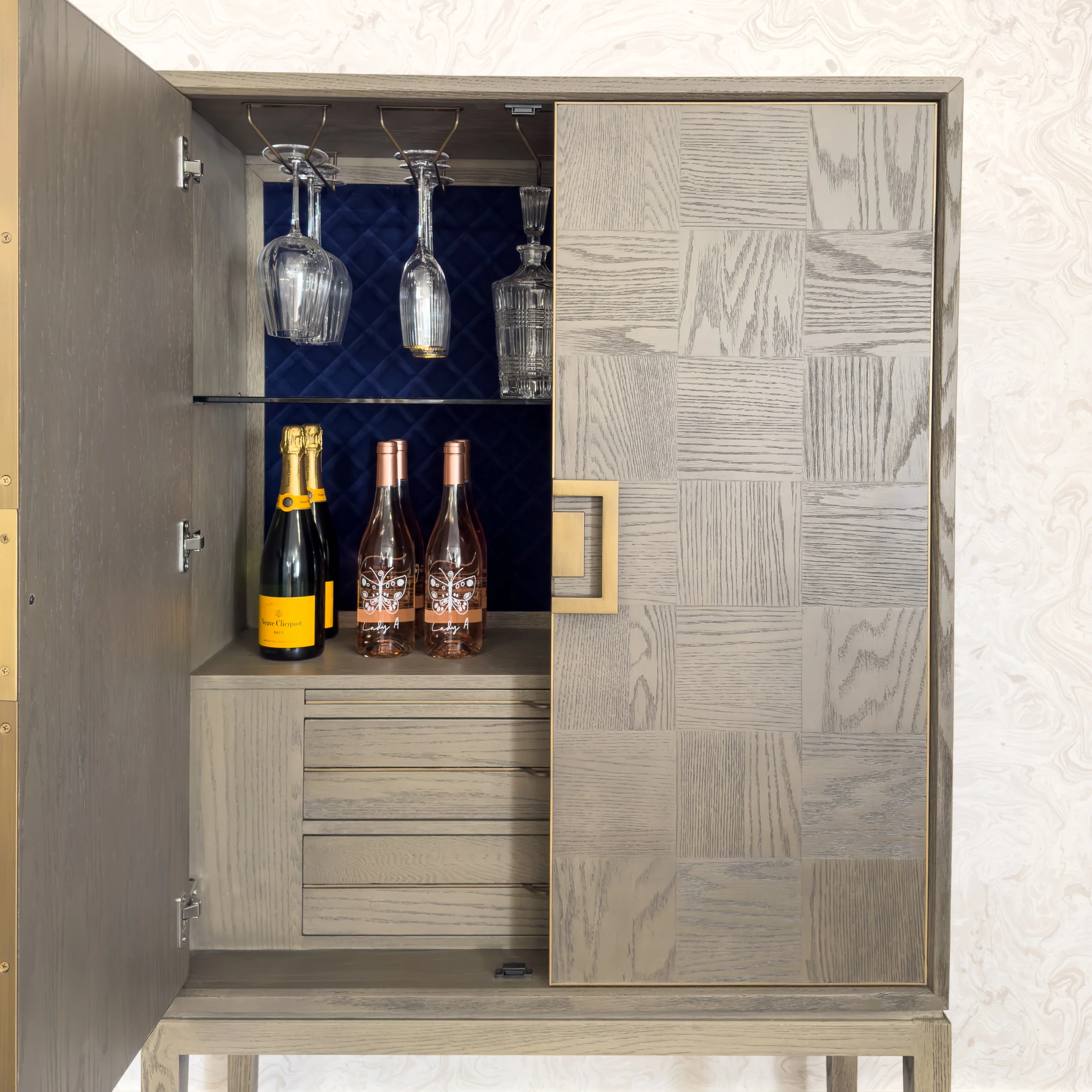 Fernsby Squares Bar Cabinet with Oak and Brass - Image 8