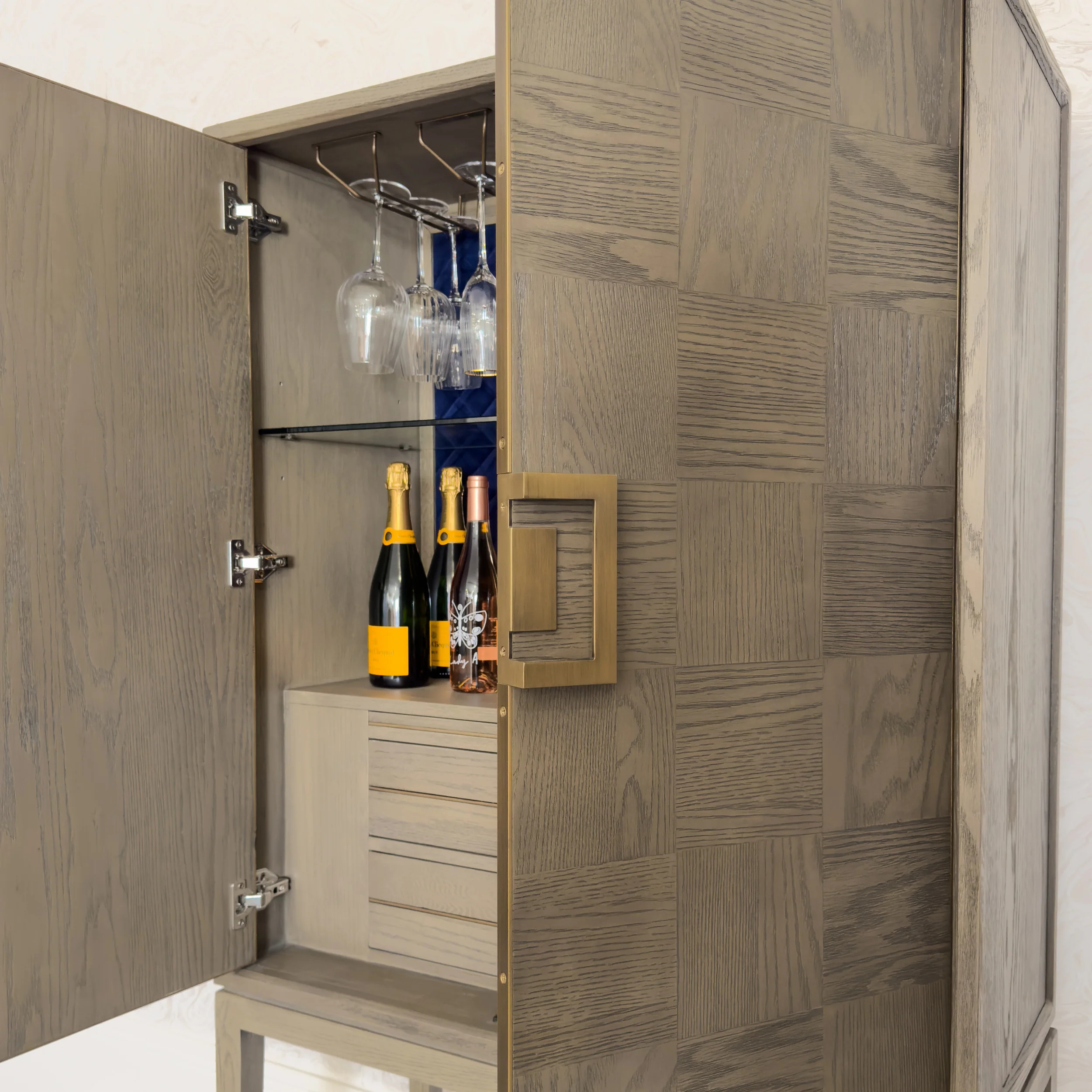 Fernsby Squares Bar Cabinet with Oak and Brass - Image 9