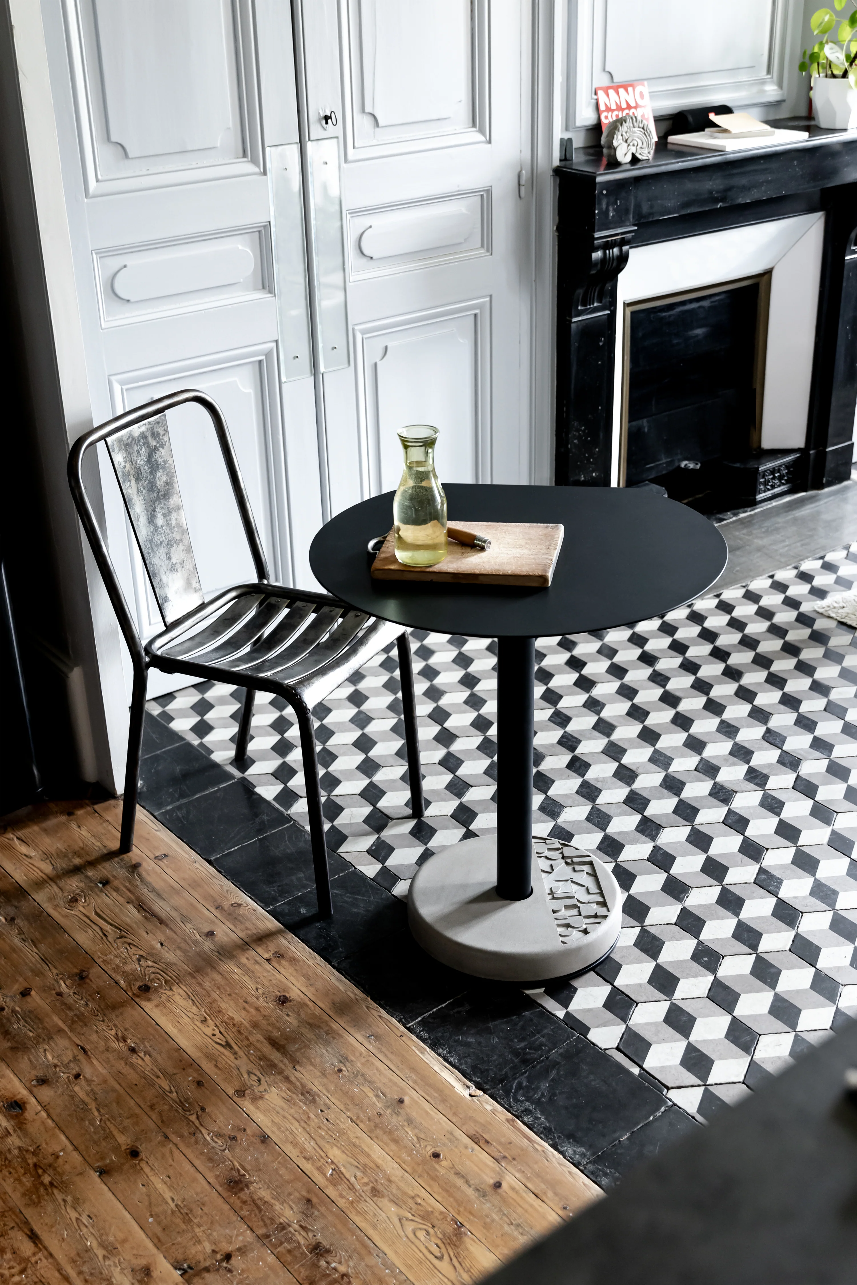 Lyon Beton Donut Circular Cutaway Bistro Table with Concrete Base - Image 7