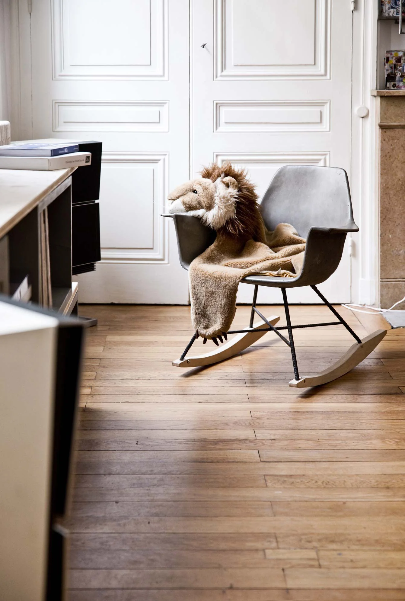 Lyon Beton Hauteville Rocking Chair with Concrete Seat - Image 2