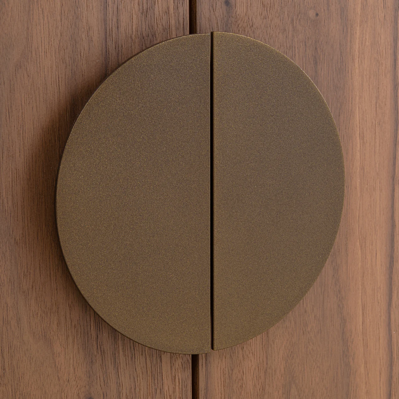 Richmond Interiors Windsor Display Cabinet – Walnut - Image 9